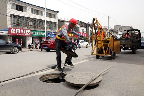 冷却塔水池清淤方案佛山清掏污水池宜都市政局结构工人对城区管网实行扫数清淤(4)