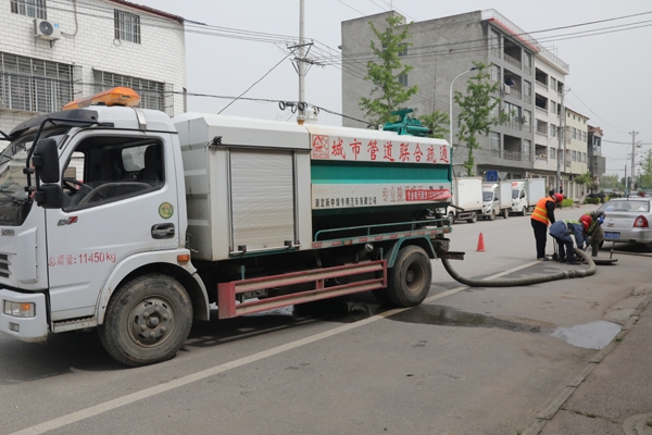冷却塔水池清淤方案佛山清掏污水池宜都市政局结构工人对城区管网实行扫数清淤(3)