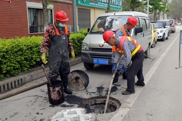 冷却塔水池清淤方案佛山清掏污水池宜都市政局结构工人对城区管网实行扫数清淤(1)