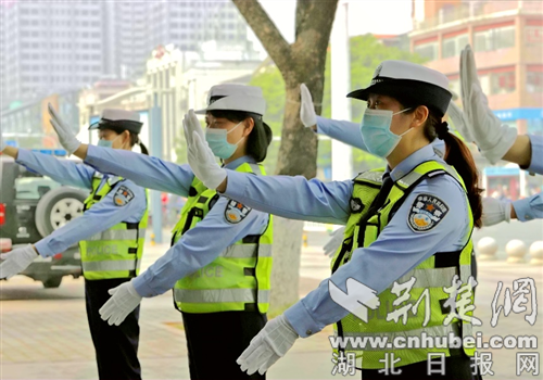 襄阳交警开展交通手势培训 提升警务技能水平