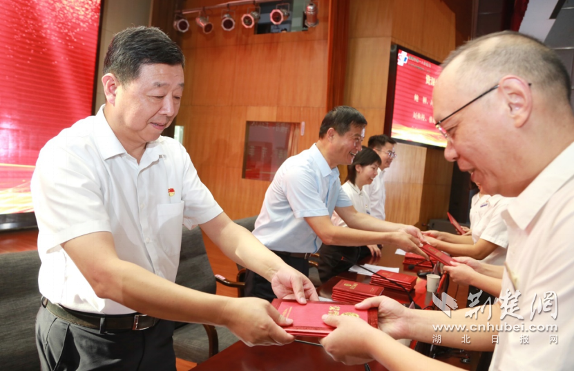 襄阳市第一人民医院举行庆祝第六个“中国医师节”表彰大会