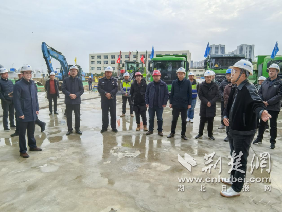 襄阳建筑工地启用新能源渣土车施工机械九游娱乐登录(图4)
