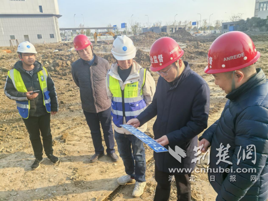 襄阳建筑工地启用新能源渣土车施工机械九游娱乐登录(图2)