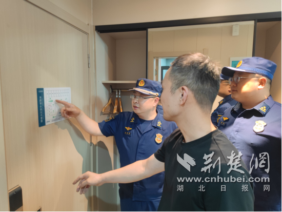 古钦消防夜巡逻队“开放”，在人群茂密的地区