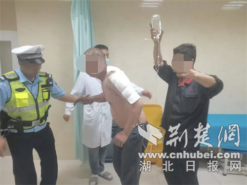 木安及交通警察迅速为烫伤的工人开放了“绿色