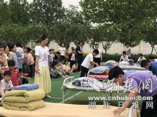 江昌区的扬吉小学火车通过拍打3分钟来创造新风
