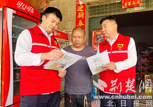志愿者正在采取行动实现绿色旅程的梦想