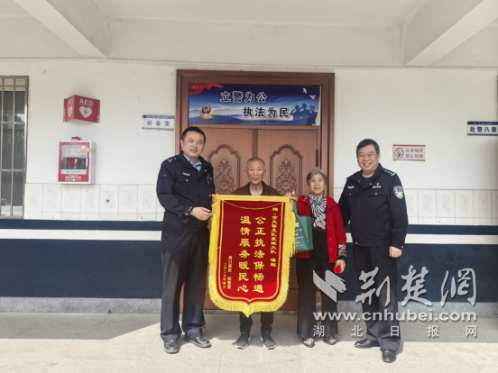七十 -年 - 戈德斯在斑马穿越中遇到了事故。警察