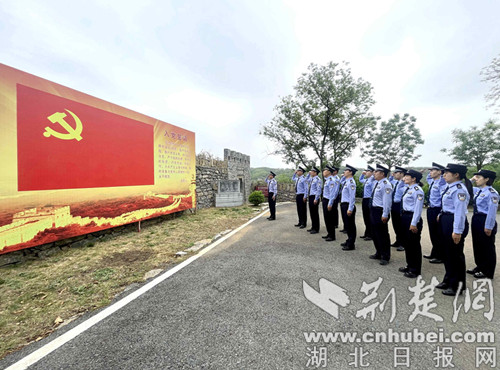Baokang高速铁路枢纽警察局的警察官员进入了红色