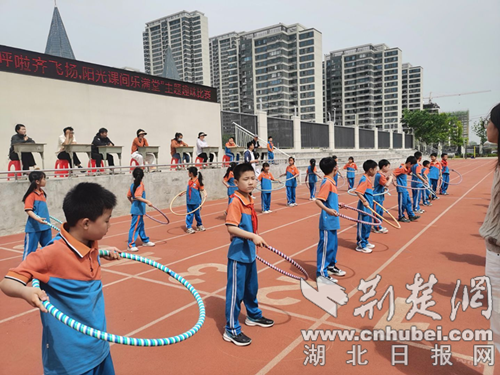 Xiangyang高科技4号中学“跳跃”移动童年飞行的颜
