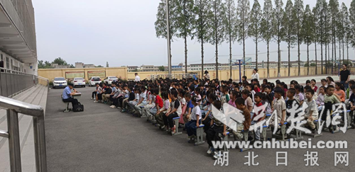 警察进入校园以保护增长道路