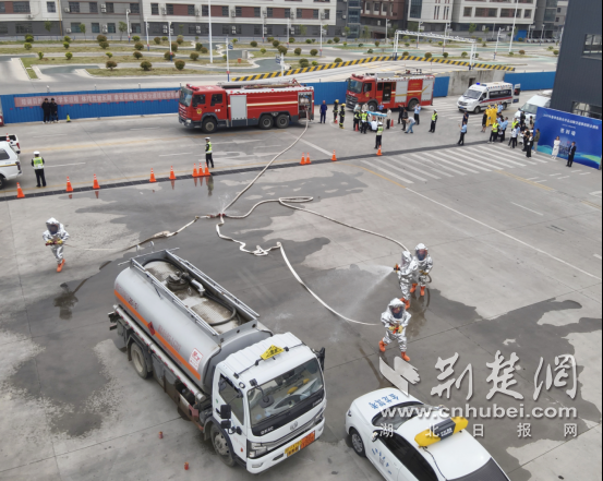 木安及交通警察以及许多类型的警察和部门正在