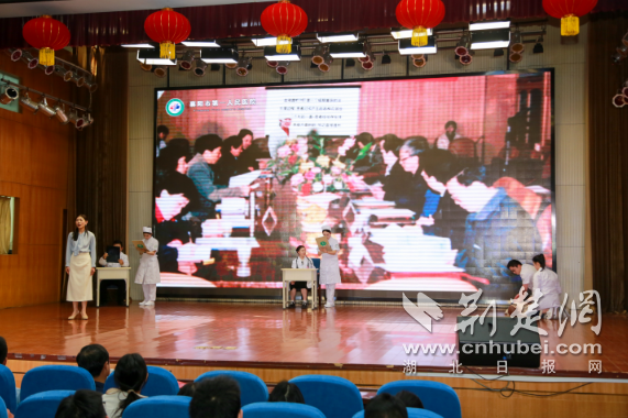 武第一人民医院举行了一首青年诗会议,主题是
