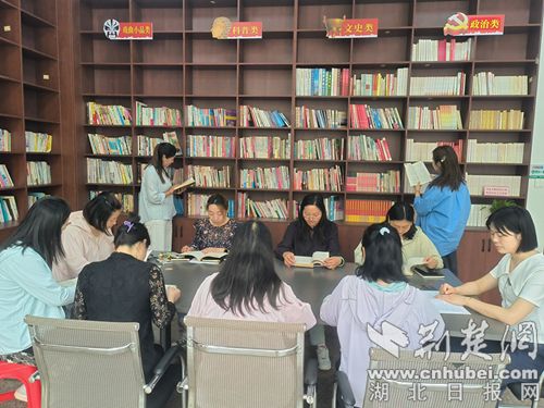图书香水使妇女栩栩如生，阅读和开花自己的美
