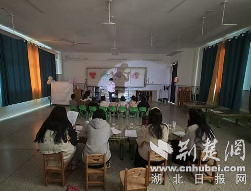 Xiangyang高科技区Daqiao主要学校附属幼儿园表演光