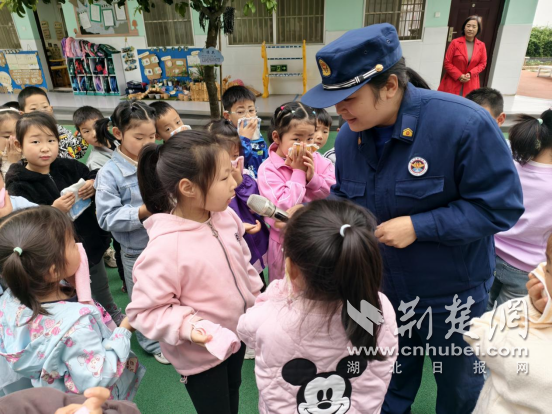 Laohekou的消防去了中山幼儿园进行消防训练演习