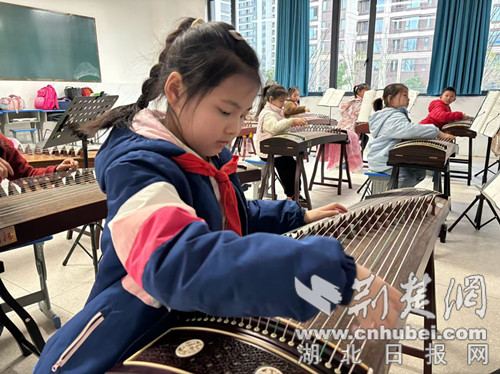 Xiangyang High-Tech第四基础基础学校使用民族乐器音