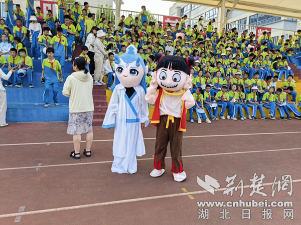 Xiangyang高科技1号中学色彩丰富的活动在6月1日惊