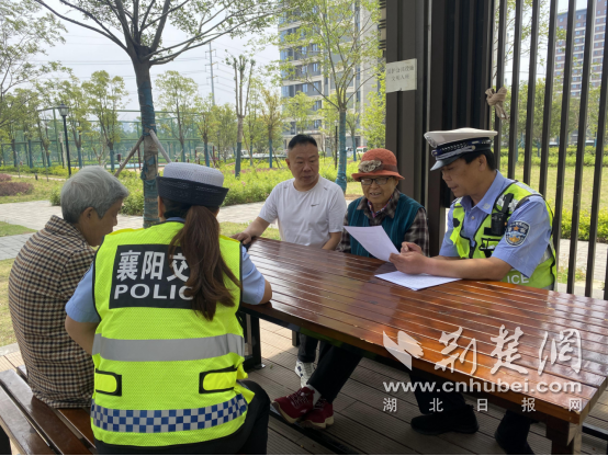 警察加深社区和家人进行交通文明的宣传