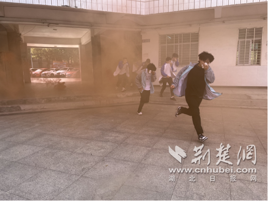 Yicheng消防演习进入校园，并为“避免灾难和削减