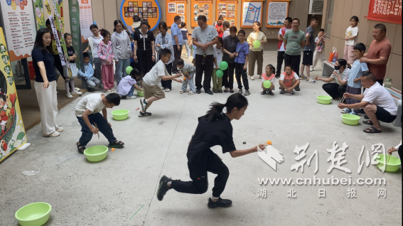 江苏区的Zhangwan街工会联合会发起了“儿童龙船节