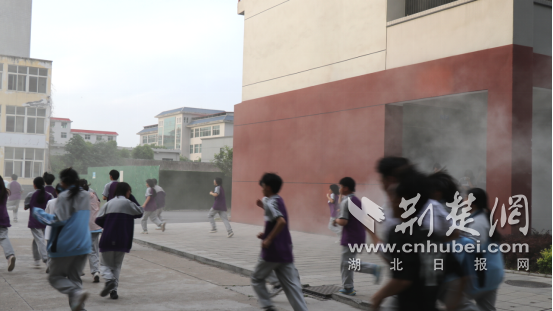 武24中学进行了消防安全紧急撤离演习