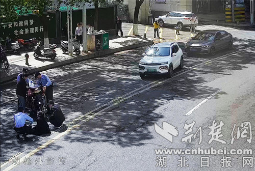 在整个道路上,警察巡逻并及时营救