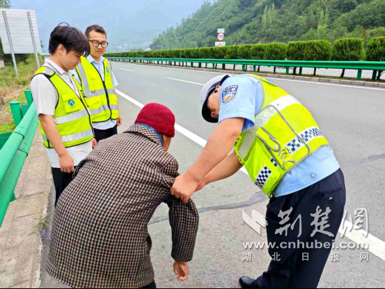 老年人以逆行的速度旅行，Baokang交通警察紧急援