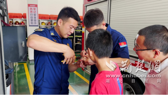 戒指“咬人”手Gucheng Firefighting“以秒为单位打破