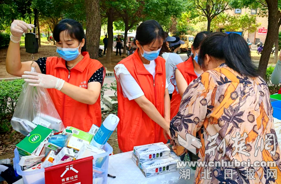 进行危险的废物更换活动，一起建造一个温室