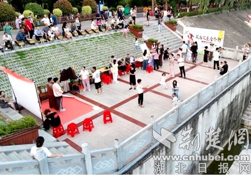Nanzhang发起了公共活动，拍摄了“我和爸爸合影”的照片