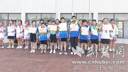 Xiangyang Zhaoming小学篮球比赛赢得了良好的