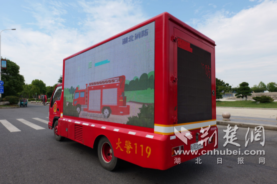 古钦消防宣传车“徘徊在街道”，以使安全知识