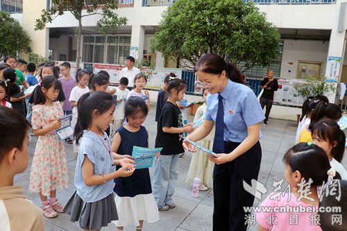 Xiangyang Ciqi Street小学带来了反毒品教育，为年轻