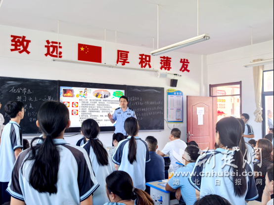 在标签中度过一个安全而有趣的假期。 Baokang Siping的警察去校园发送了“安全提