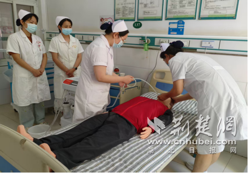 Zaoyang Jihe Health Center进行胃灌洗训练，以生产紧急