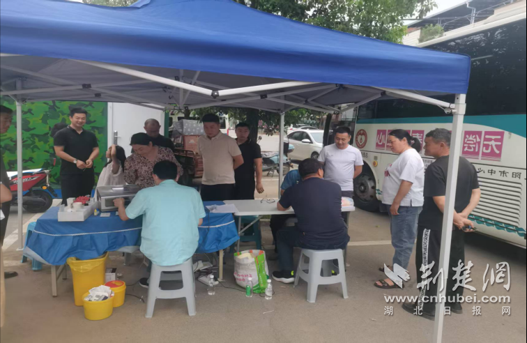 Zaoyang Jihe Health Center发起了自愿献血活动，以产生