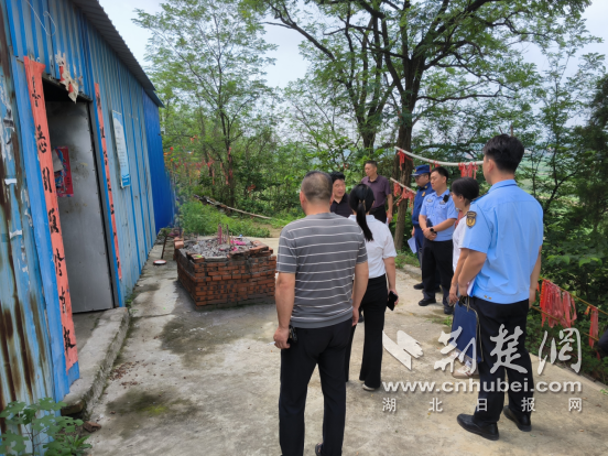 Yicheng消防局在宗教区共同进行了多个部门的消防