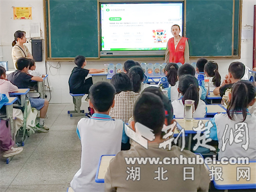 西亚根米济镇的许多部门都协调了年轻人的宣传