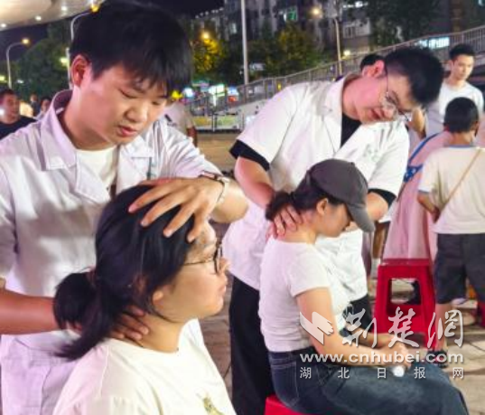 “传统医学夜市”在夏季的夜晚阐明了健康，友