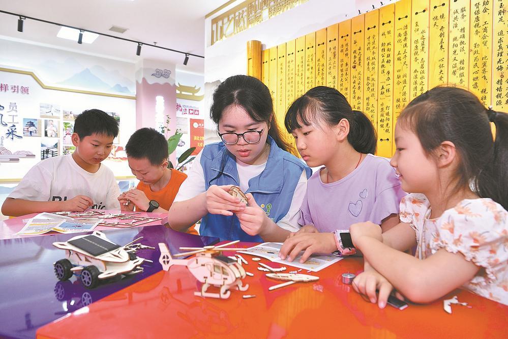 志愿者带他们的孩子在假
