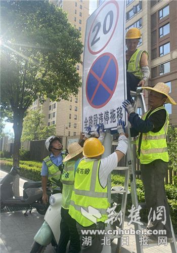 重拳出击整治违停乱象精细施策优化商圈交通(图2)
