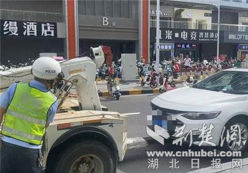 重拳出击整治违停乱象精细施策优化商圈交通(图1)