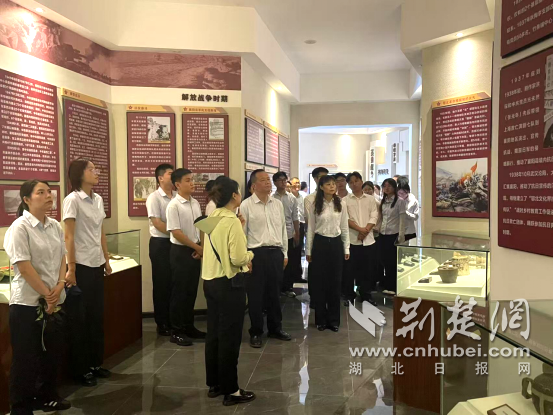 中国银行木安组织正在组织新员工开展教育活动