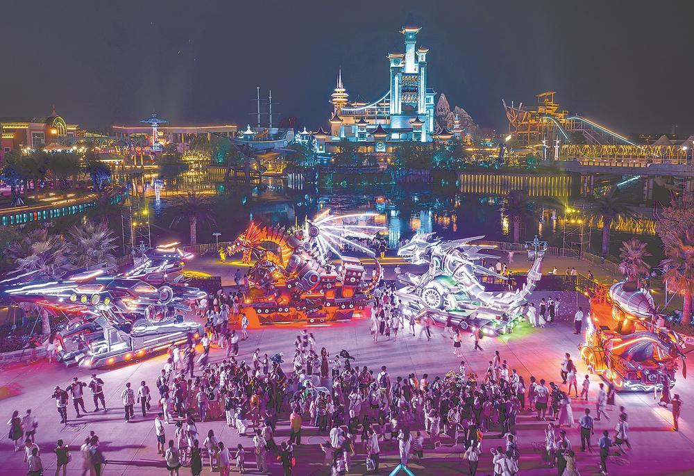 五颜六色的夜晚游览激发了夏季文化旅游的活力