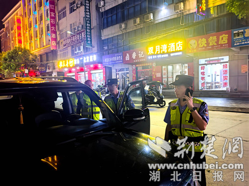Baokang County Siping警察局组建了一个“夜猫子监护人团队”，以在夜间照亮“光”