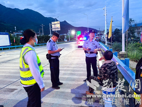 Baokan警察安全护送失去的疗养院