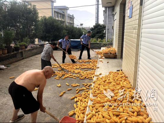 大雨到了，来自Maqiao Baok的两名辅助警察立即成为