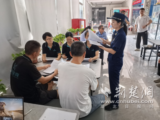 Yicheng消防前往体育场进行改进火力战斗技能的培