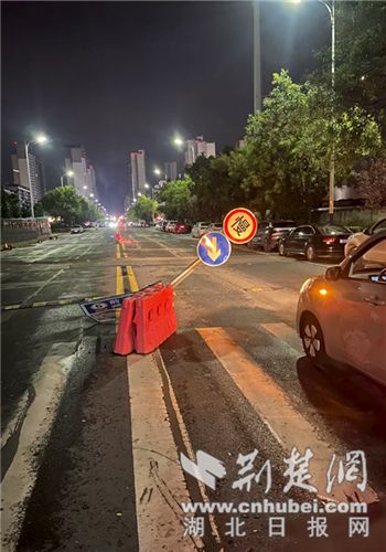 “ E FDE1003”带有一辆汽车“在路上看到不公平”